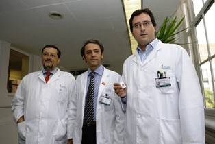 De izda. a dcha.: los doctores Bruix, Llovet y  Villanueva.