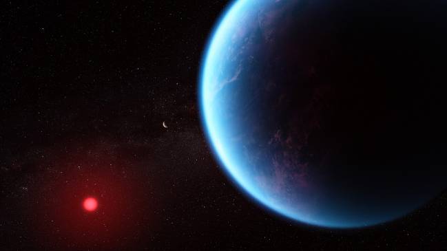 Ilustración del exoplaneta K2-18 b, un posible mundo hiceáno, con atmósfera rica en hidrógeno y océanos