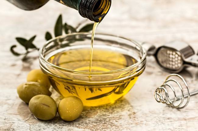 tarro con aceite de oliva y aceitunas