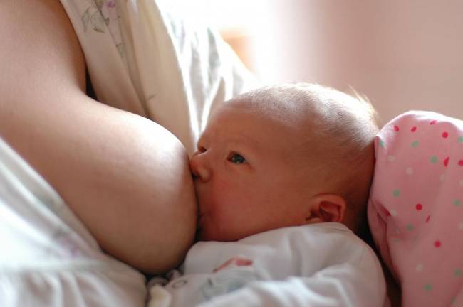 Una madre amamanta a su bebé (FOTO: CREATIVE COMMONS)