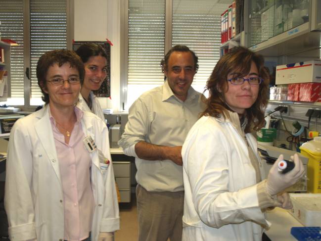 Juan Luis García, junto a miembros de su laboratorio en el Centro del Cáncer de Salamanca