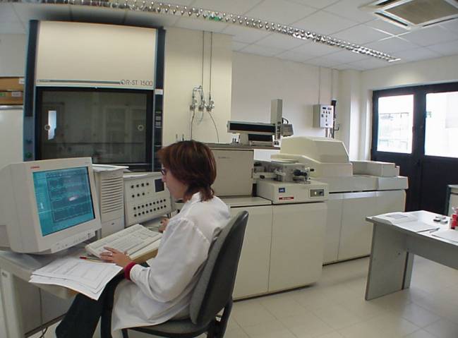 Laboratorio para la detección contaminantes en el CSIC.