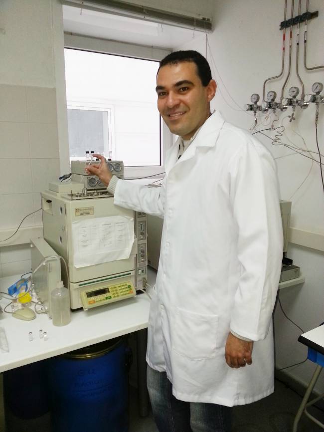El investigador Leandro Marques Correia estudia una muestra de biocombustible por cromatografía de gases / Fundación Descubre