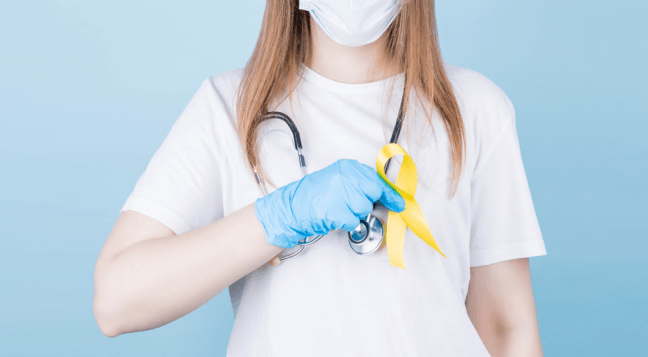 sanitaria con el lazo amarillo del cáncer infantil