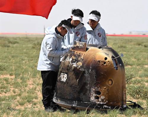Científicos chinos examinan el módulo de retorno de la misión Chang'e 6