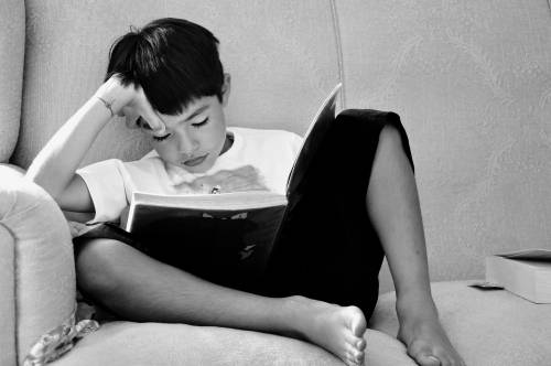 Un niño lee un libro