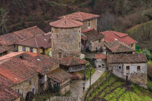 Vista aérea de un pueblo de Asturias, España