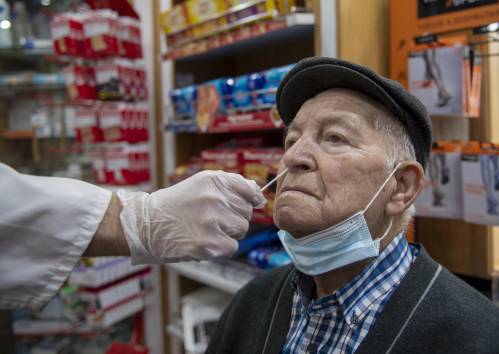 Personal farmacéutico realiza un test de detección del covid a un hombre en Jaén