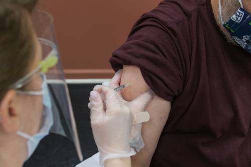 Enfermera vacuna a un paciente contra la covid-19