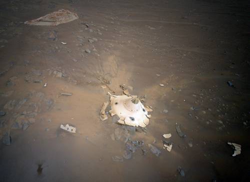 El helicóptero Ingenuity ha fotografiado desde el aire los restos del dispositivo con el que el rover Perseverance ingresó en Marte
