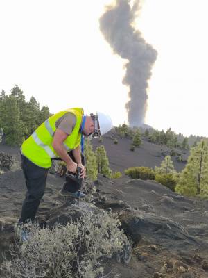 Pablo J Gonzalez en La Palma taladrando - Volcán de La Palma es ya una Meca en la que se dan cita decenas de investigadores,quién es quién en la ciencia de la Vulcanología
