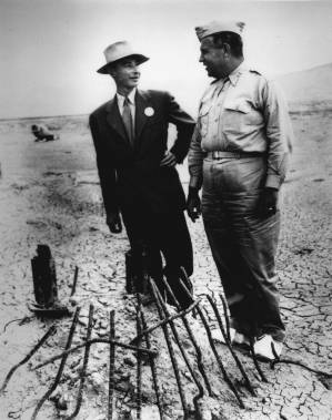 Oppenheimer con el general Leslie Groves en el lugar donde estalló la primera bomba atómica. / Wikicommons