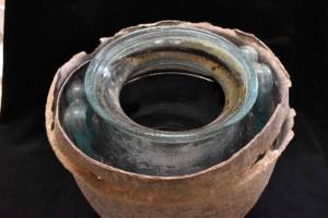 Urna y líquido usados para sumergir los restos óseos durante los rituales funerarios 