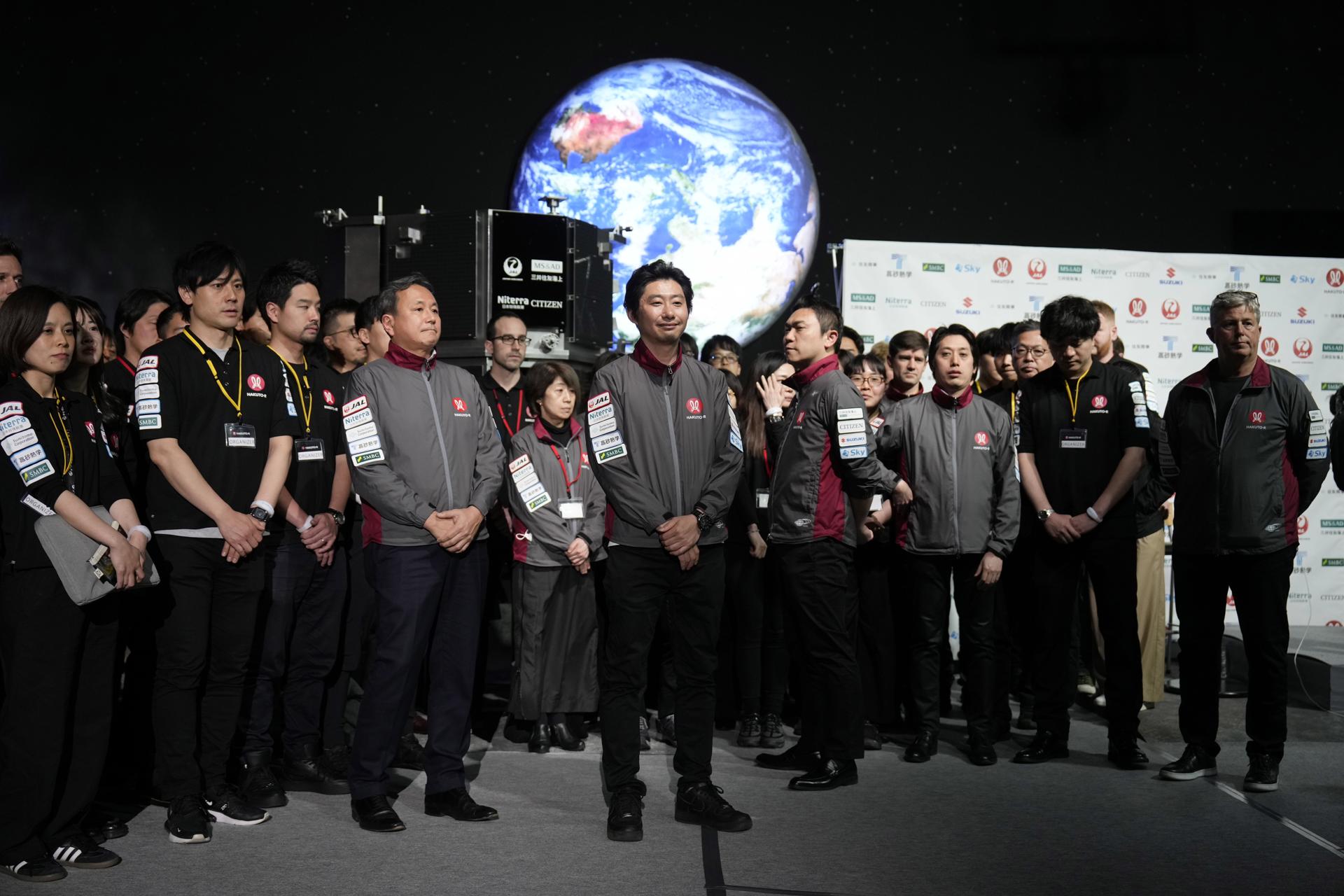 El fundador de Ispace Takeshi Hakamada (C) posa con miembros de su equipo. 