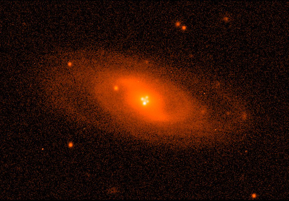1.	Imagen del sistema lente Q2237+0305 (conocido como "La cruz de Einstein") obtenido con el Nordic Optic Telescope (NOT) en condiciones atmosféricas excelentes. Muestra la imagen de la galaxia espiral que hace de lente gravitatoria. Cerca del núcleo pueden verse las cuatro imágenes del cuásar producidas por el efecto de lente gravitatoria de la galaxia. FOTO: Mediavilla et al.